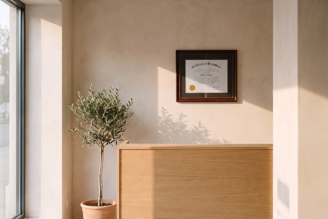 Reception di una clinica, con il certificato incorniciato alla parete.